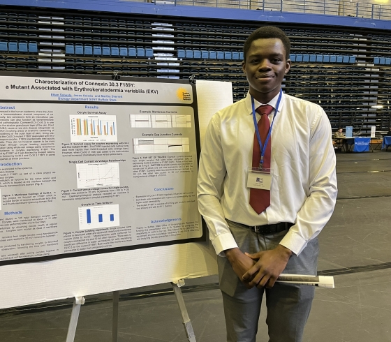 Ettan Saiwala presenting research at academic conference